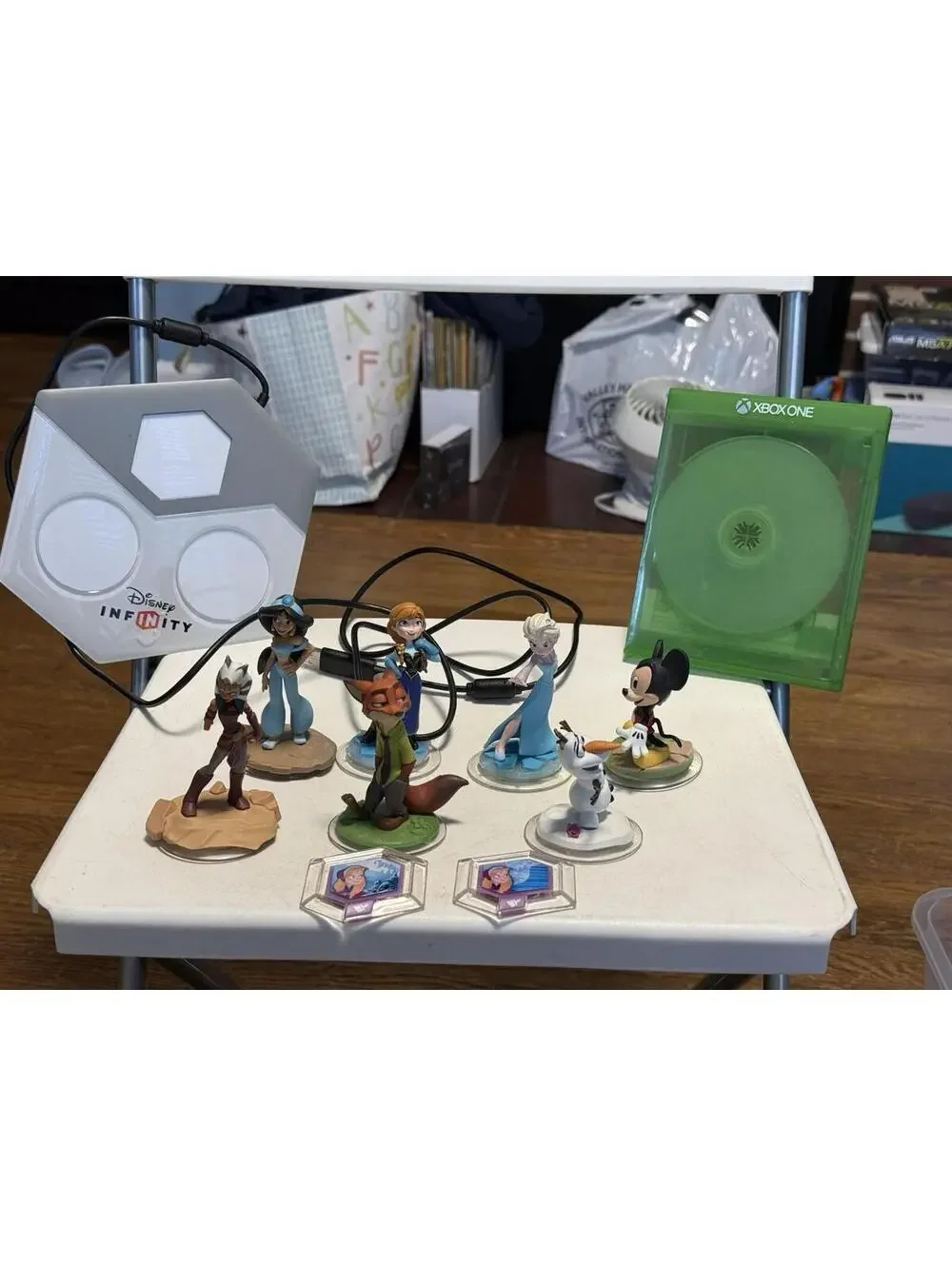 Disney Infinity Portal Base Lot W/ 7 Figures And I Crystal Xbox One , W/game